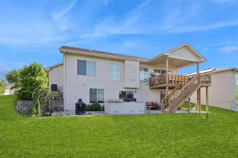 8707 Long Meadow Dr, Johnston, IA 50131