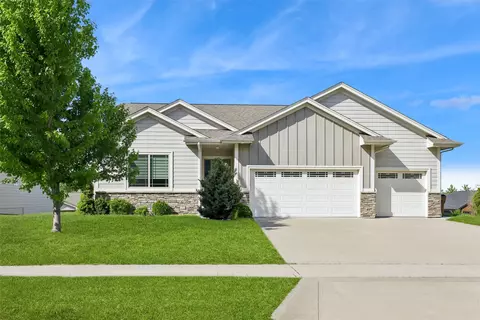 8707 Long Meadow Dr, Johnston, IA 50131