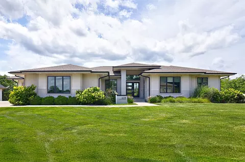 605 S Tiburon Cv, West Des Moines, IA 50266