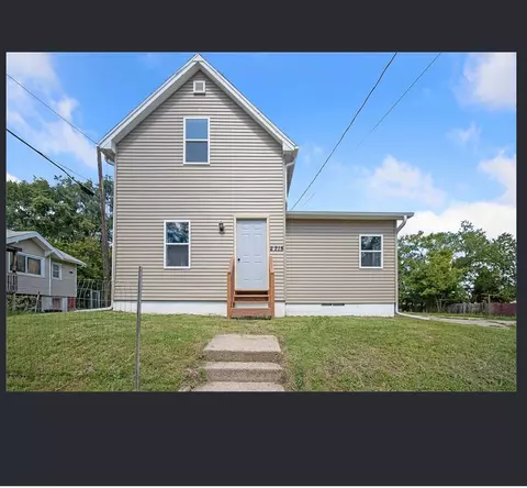 2215 Lincoln Ave, Des Moines, IA 50310