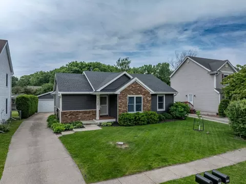 7020 Hickory Ln, Urbandale, IA 50322