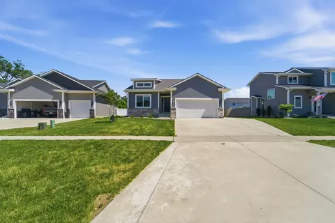 205 Deer Haven St, Polk City, IA 50226