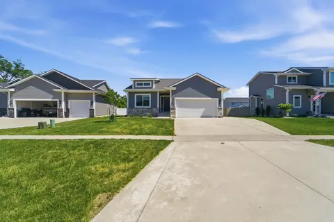 205 Deer Haven St, Polk City, IA 50226
