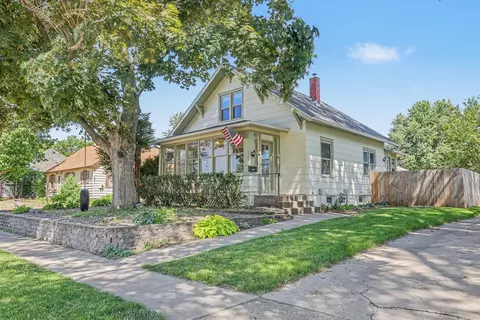 1108 Columbus St, Pella, IA 50219