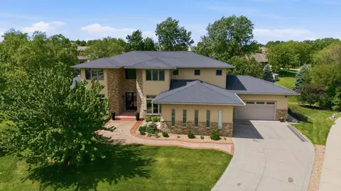 9532 Century Woods Cir, Johnston, IA 50131