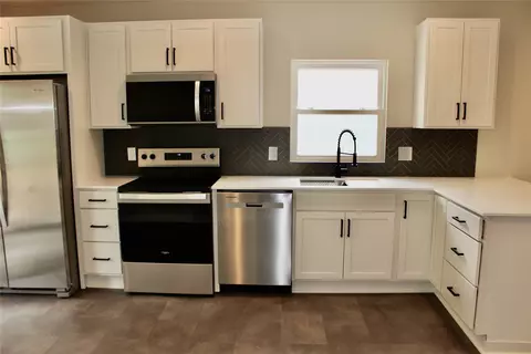 Kitchen - 1615 56th St, Des Moines, IA 50310 photo 2 of 3
