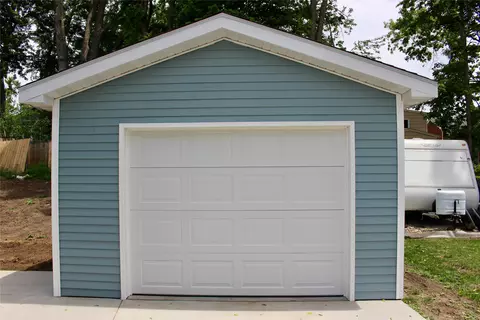 Exterior - 1615 56th St, Des Moines, IA 50310 photo 3 of 5