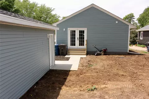 Exterior - 1615 56th St, Des Moines, IA 50310 photo 4 of 5