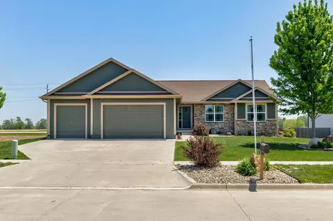 820 NW Spruce Ave, Earlham, IA 50072
