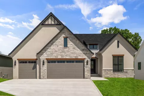 16511 Ironwood Ln, Urbandale, IA 50323