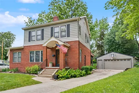 912 37th St, Des Moines, IA 50312