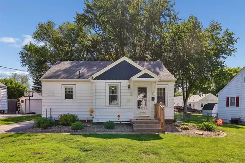 3909 E 8th St, Des Moines, IA 50316