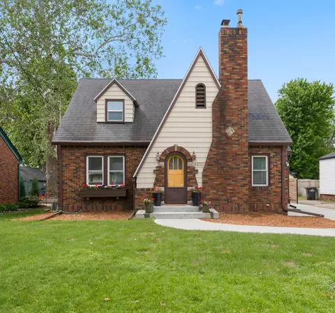 4300 Holland Dr, Des Moines, IA 50310