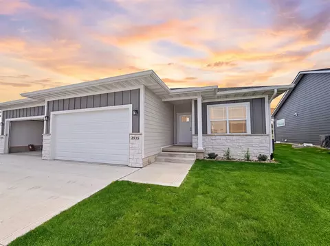 2935 Lake Hill Drive Dr, Des Moines, IA 50320