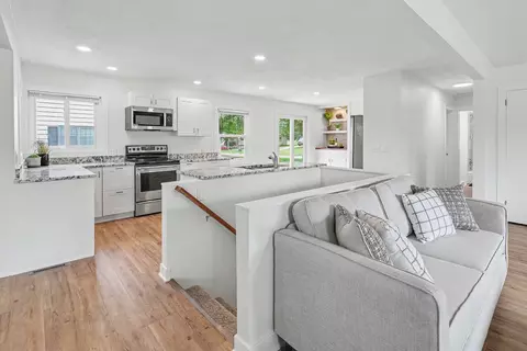 415 Peace St, Pella, IA 50219