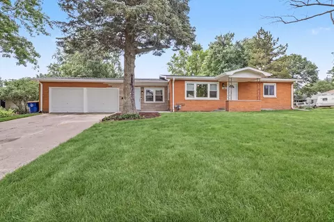 415 Peace St, Pella, IA 50219