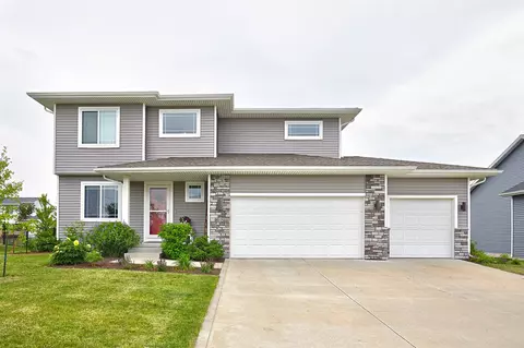 865 9th St, Waukee, IA 50263