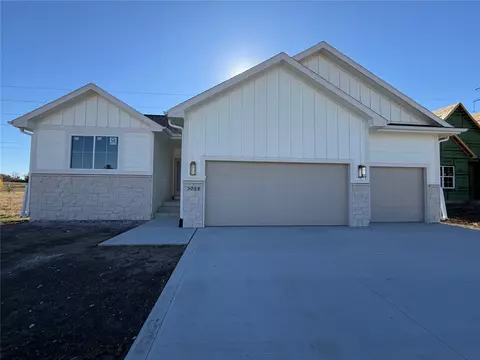 3014 Shady Lane Dr, Norwalk, IA 50211