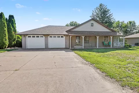 104 Delft Dr, Pella, IA 50219