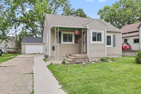 405 E 3rd St, Pella, IA 50219