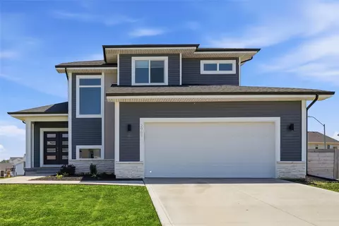 2965 Primrose Ln, Pella, IA 50219