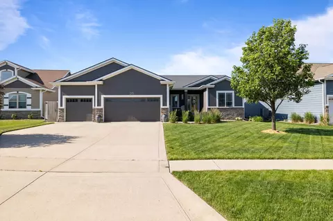 215 Tailfeather Dr NE, Bondurant, IA 50035