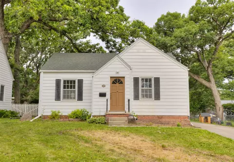 2504 33rd St, Des Moines, IA 50310