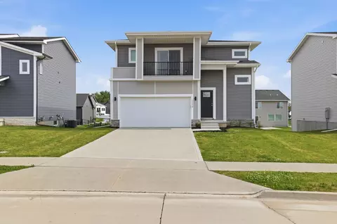 15230 Deerview Dr, Urbandale, IA 50323