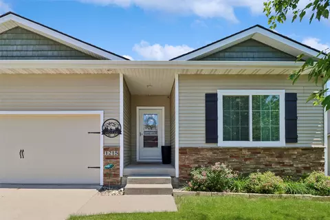 1215 Blue Bonnet Dr, Carlisle, IA 50047