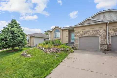 2200 Fountain Crest Dr, Pleasant Hill, IA 50327