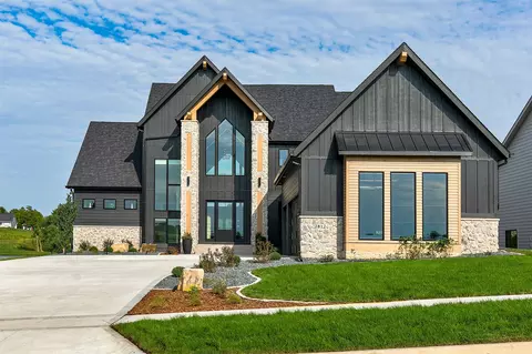 2812 Wakonda Dr, Norwalk, IA 50211