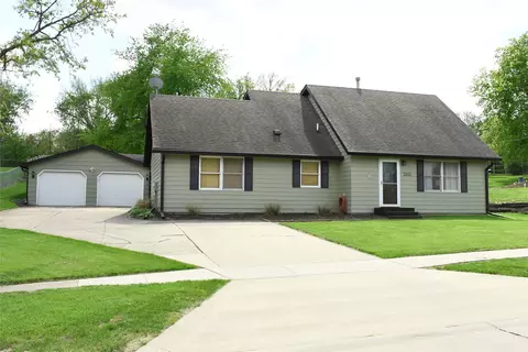 2212 W Larson St, Knoxville, IA 50138