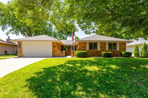 8316 Hammontree Dr, Urbandale, IA 50322