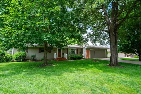 1429 W 1st St, Pella, IA 50219