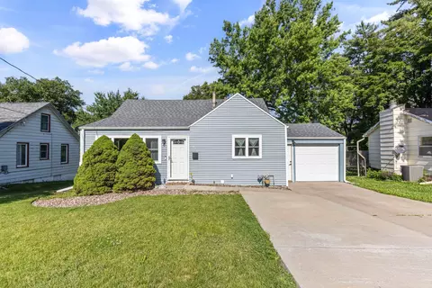 632 12th St, West Des Moines, IA 50265