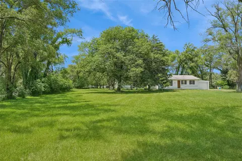 6850 SE Avon Dr, Carlisle, IA 50047