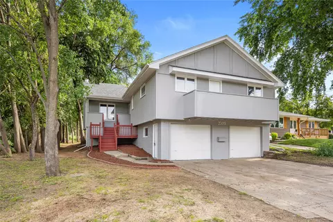 2705 Fairlawn Dr, West Des Moines, IA 50265