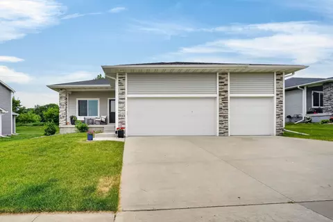 9914 Marnewood Dr, Johnston, IA 50131