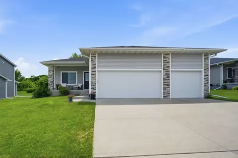 9914 Marnewood Dr, Johnston, IA 50131