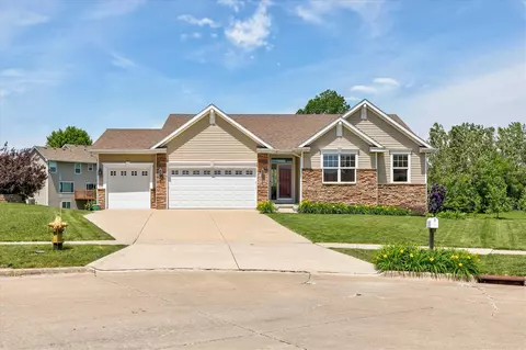 5912 NW 92nd Ct, Johnston, IA 50131