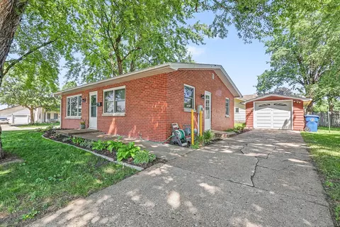 914 W 5th St, Pella, IA 50219