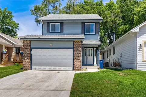 8205 Alpine Dr, Urbandale, IA 50322