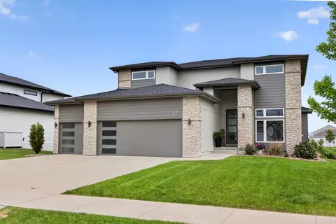 855 Sandstone Pt, Waukee, IA 50263