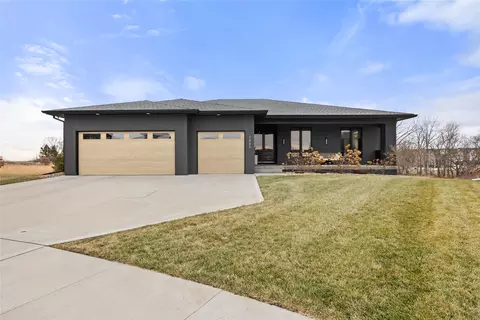 2880 SE Piedmont Cir, Waukee, IA 50263
