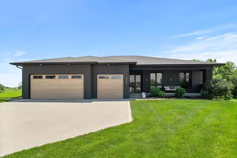2880 SE Piedmont Cir, Waukee, IA 50263