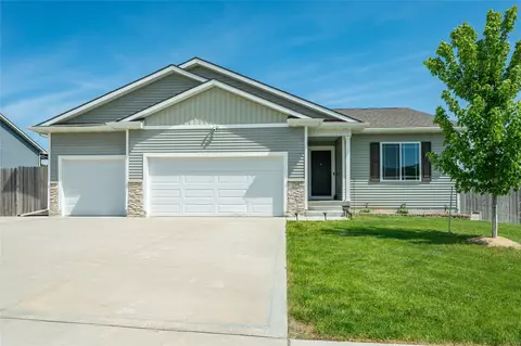 403 Lacy Cir NE, Mitchellville, IA 50169