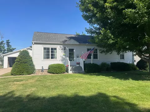 604 N 15th St W, Newton, IA 50208