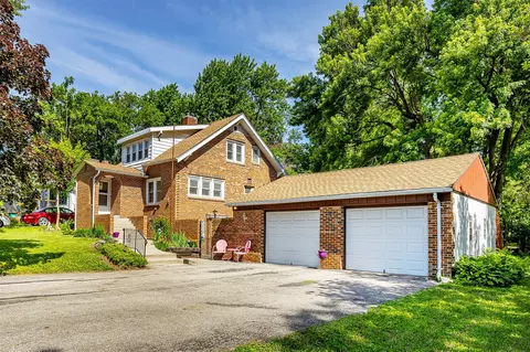 825 Maxwelton Dr, Des Moines, IA 50315