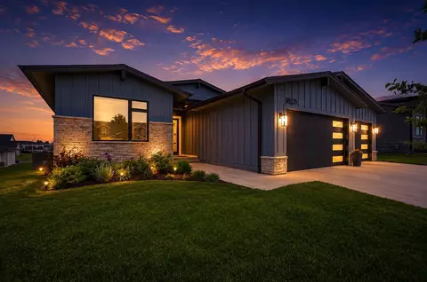 14305 Sutton Dr, Urbandale, IA 50323