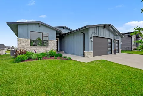 14305 Sutton Dr, Urbandale, IA 50323